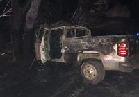 Localizan pick up incendiada;  la abandonaron tras volcadura