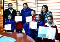 Entrega alcalde de Cuauhtémoc reconocimiento a pequeños artistas