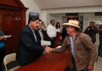 Entrega presidente Carlos Tena apoyos a Comisarios Ejidales